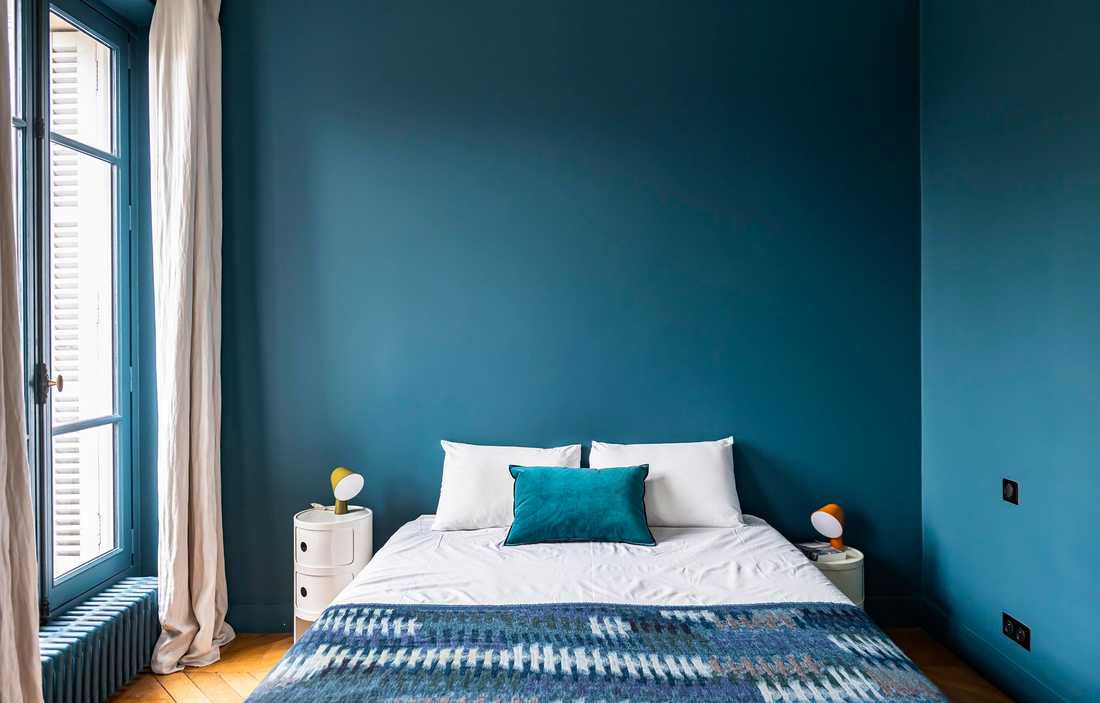 Chambre avec décoration bleue