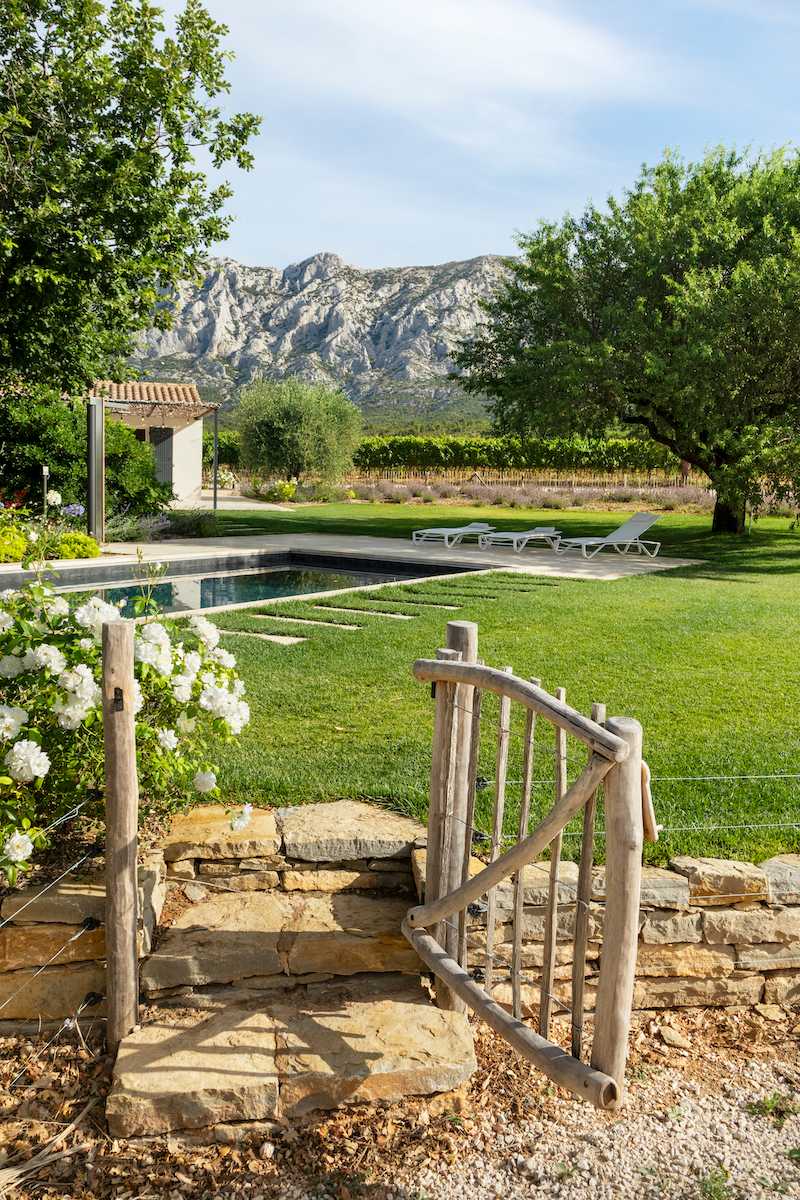 Jardin chic et authentique en Provence - la piscine avec vue sur la montagne