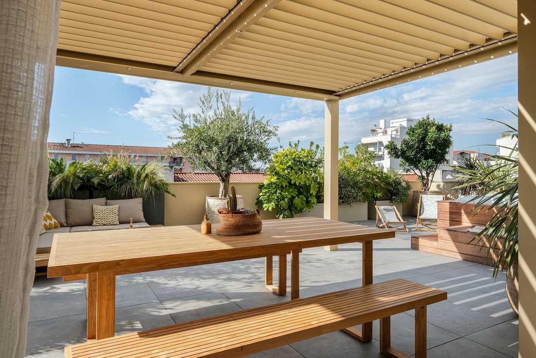 Terrasse bioclimatique avec pergola - espace repas avec table à manger sous la pergola