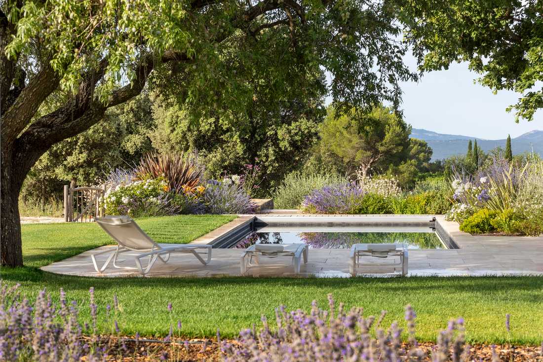 Jardin chic et authentique en Provence - la piscine