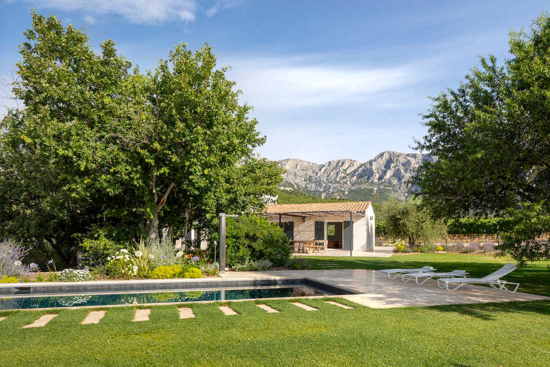 Jardin chic et authentique en Provence - la piscine avec la maison