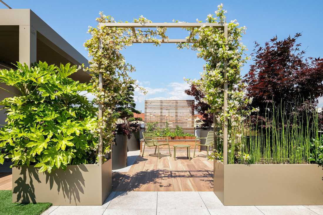 Pergola avec salon d'extérieur en arrière-plan