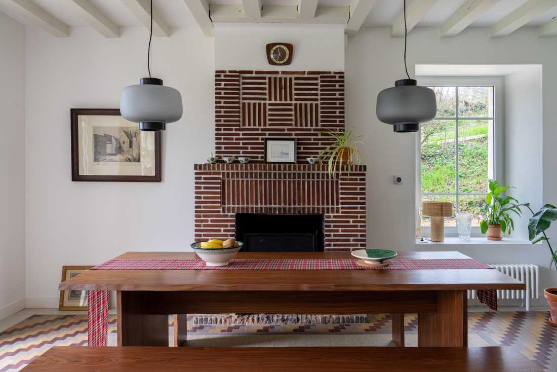 Cuisine avec cheminée dans une maison de campagne percheronne