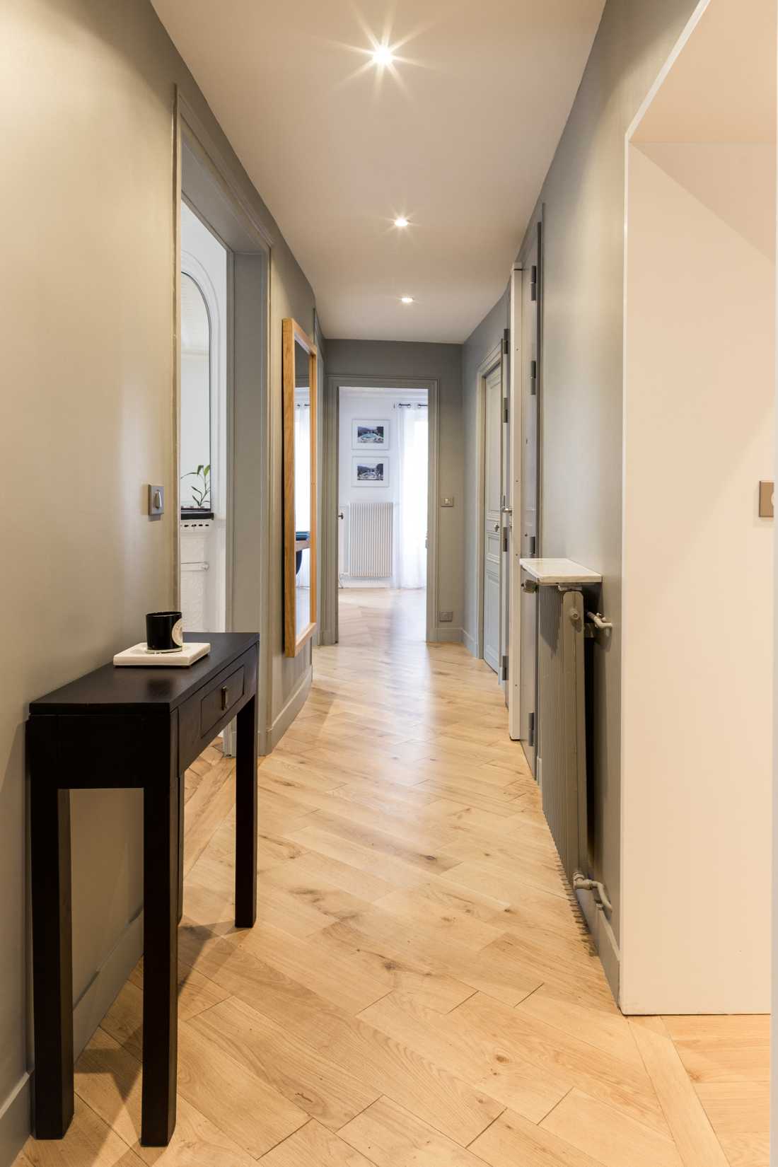 Couloir d'un appartement haussmannien renovée par un architecte d'interieur à Aix-en-Provence