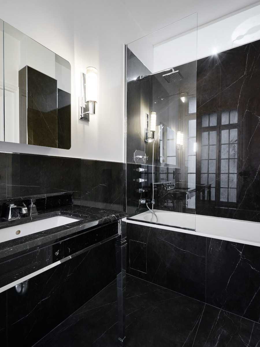 Salle de bain noire design dans les Bouches-du-Rhône