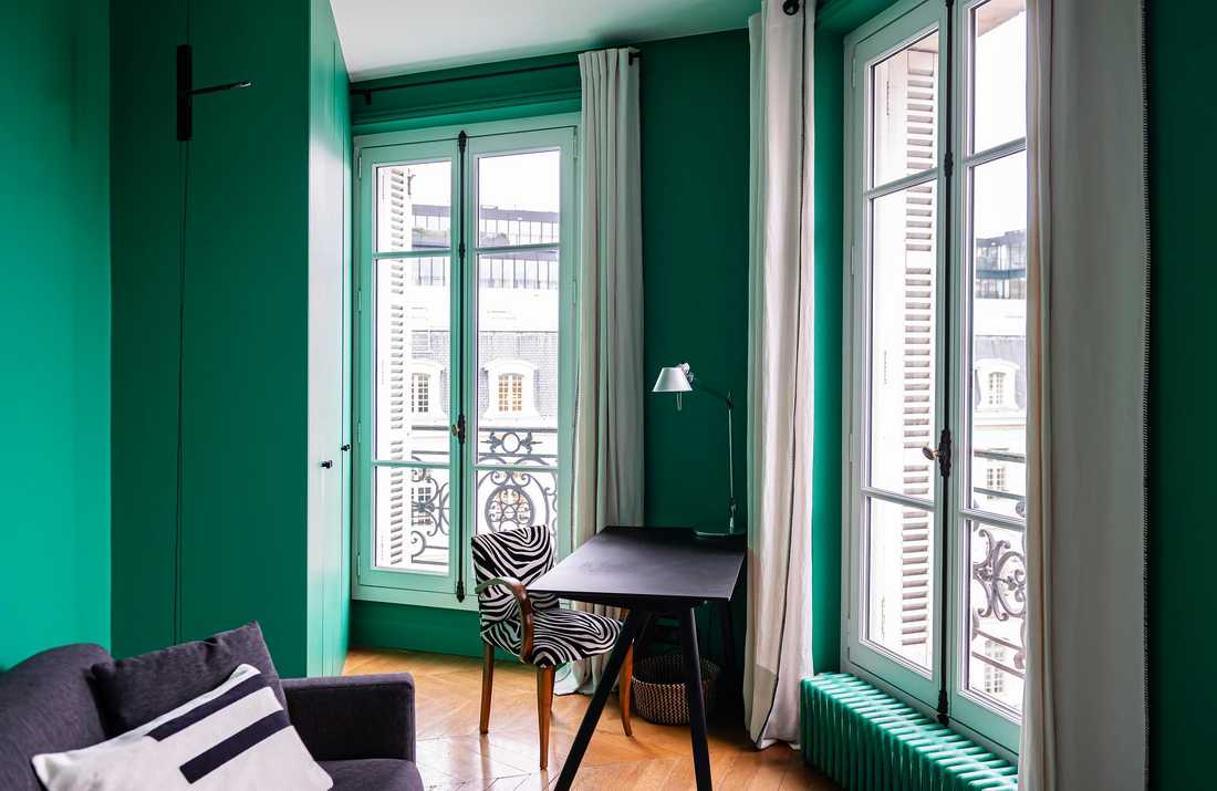 Bureau dans un appartement rénové avec des murs vert sapin