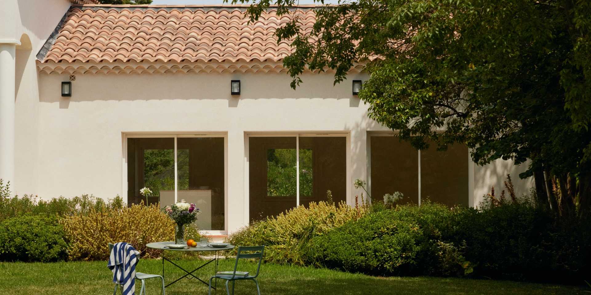 Extension of a Provencal farmhouse by an architect in the Luberon