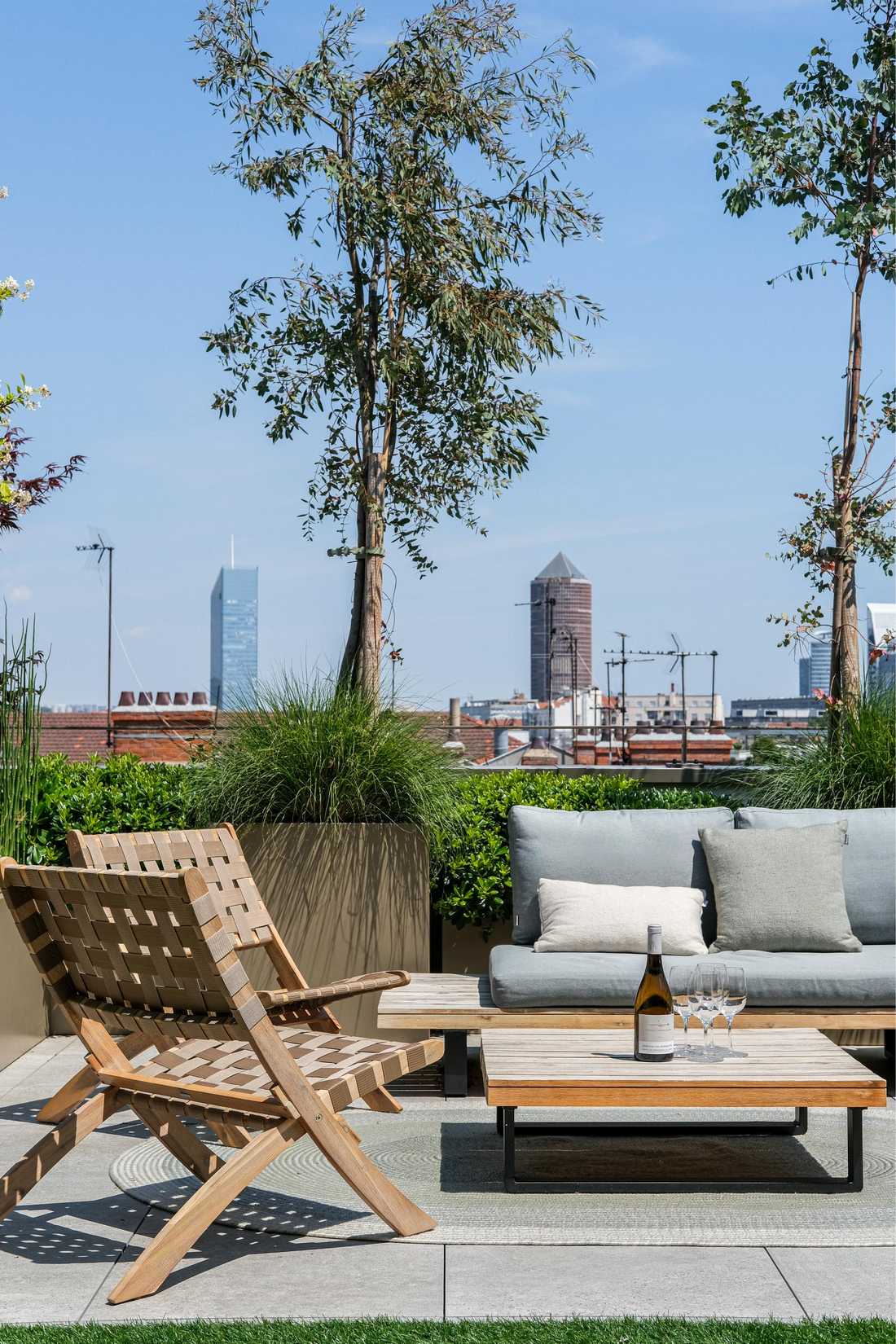 Vue sur la ville depuis un salon d'extérieur sur une terrasse paysagère