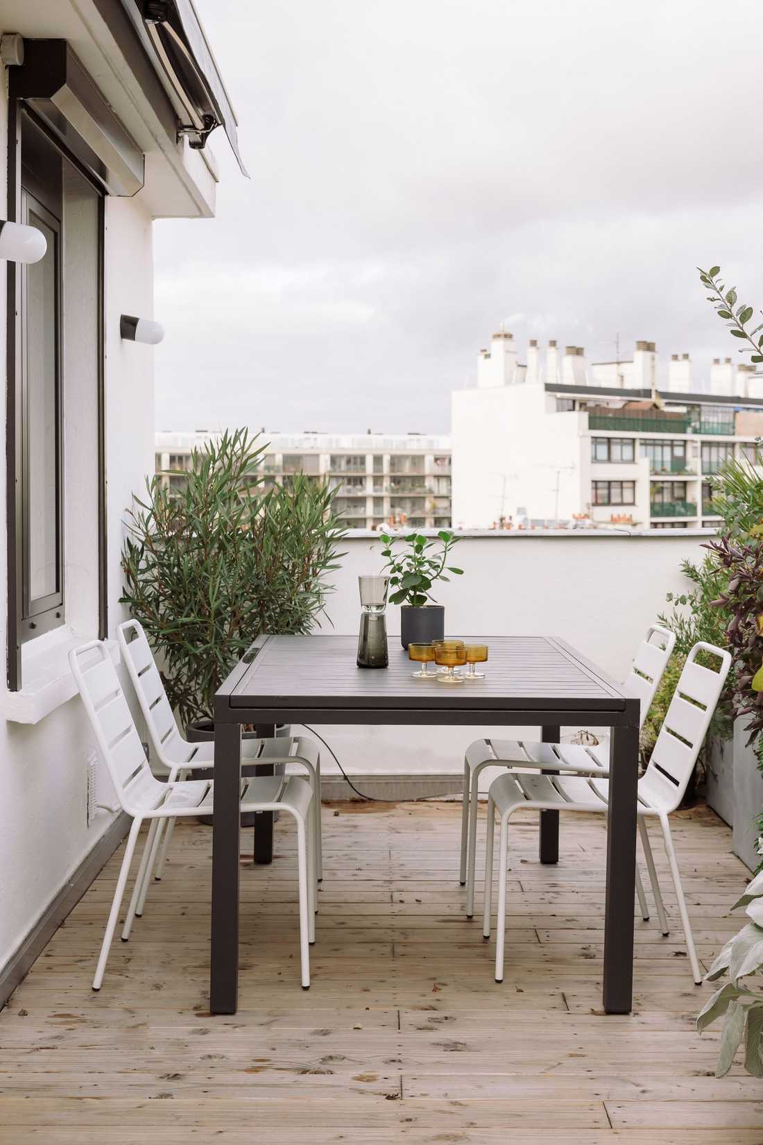 Coin repas sur la terrasse de l'appartement à Aix-en-Provence